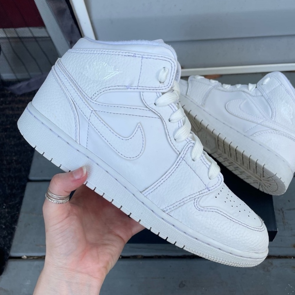Air Jordan 1 Mid Triple White Great Condition 7 youth or women’s 7.5/8